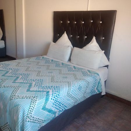 Tassili Lodge Кемптън Парк Екстериор снимка