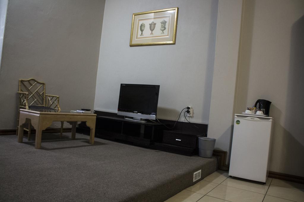 Tassili Lodge Кемптън Парк Екстериор снимка